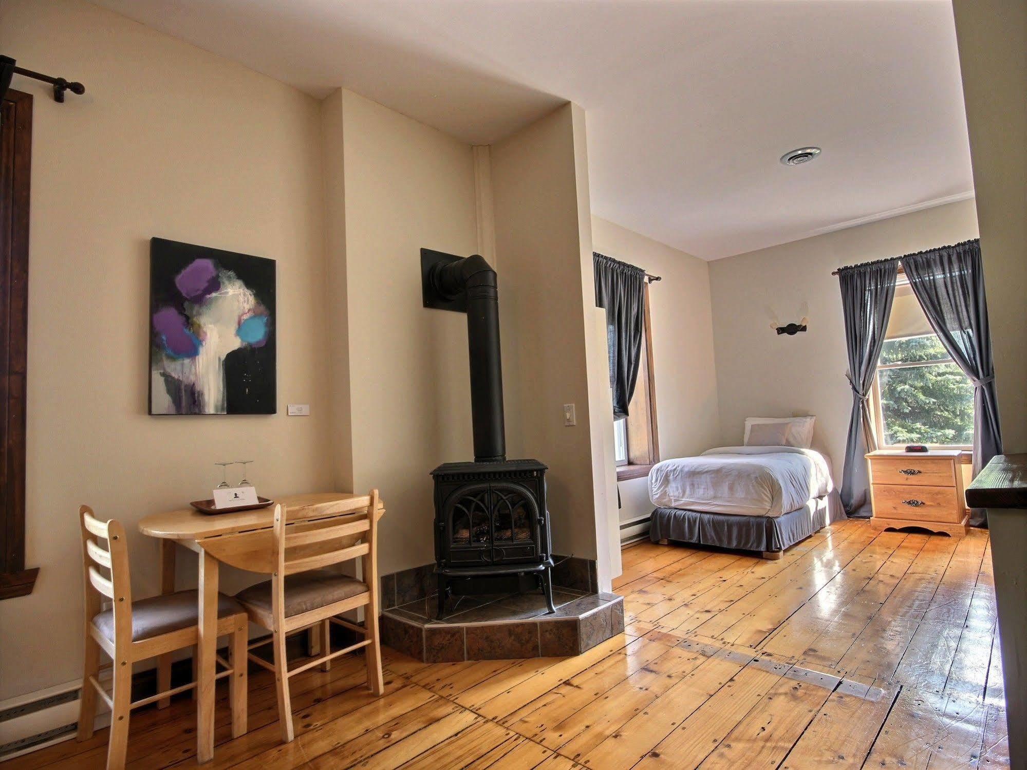 Auberge Nuits De St-Georges Bromont Zewnętrze zdjęcie